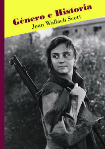 Fotografía de una miliciana de la guerra civil española, cargando un fusil al hombro y con una mirada soñadora hacia fuera de cámara.